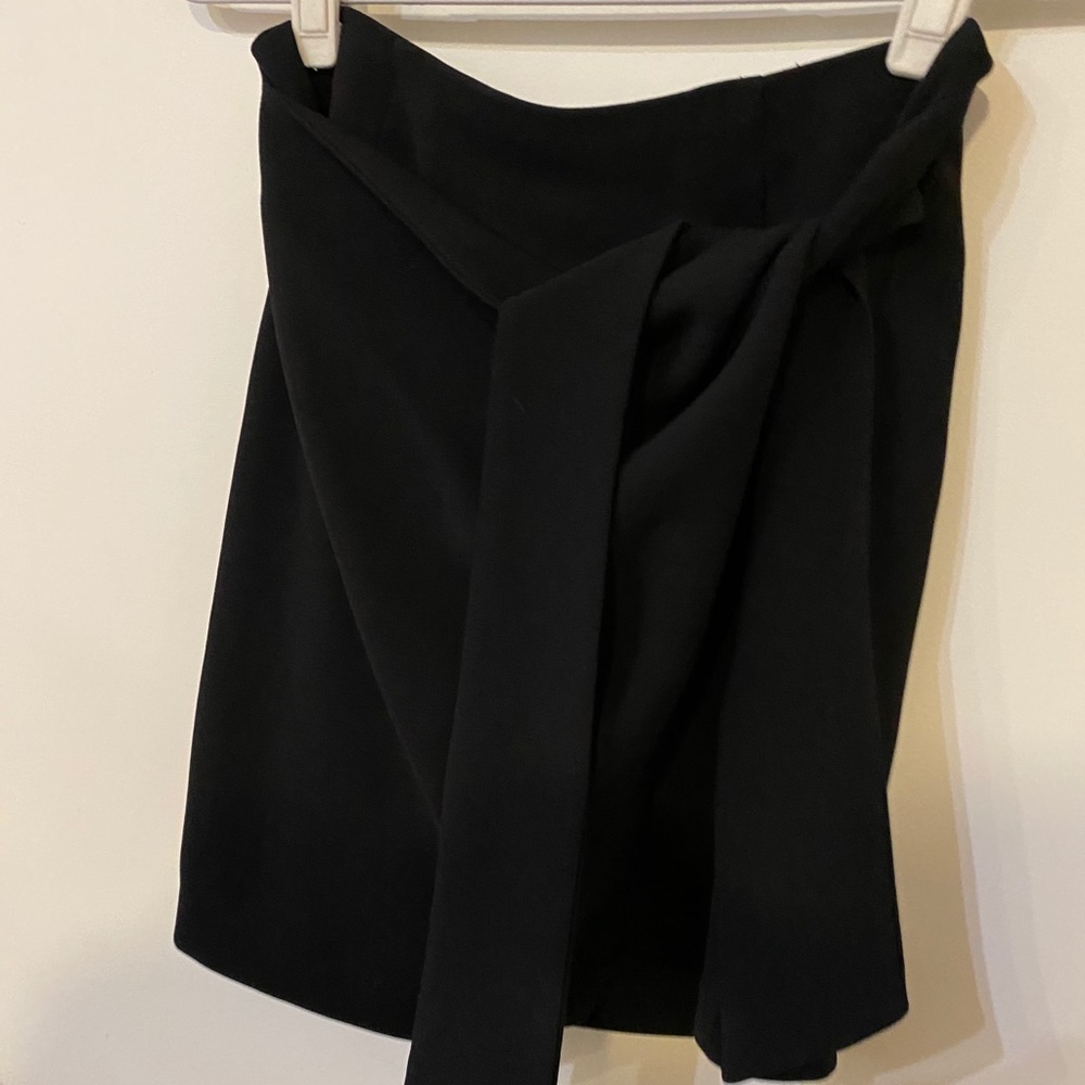 Black Wilford skirt with a tie